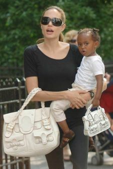 Angelina le compra a Zahara un bolso como el suyo