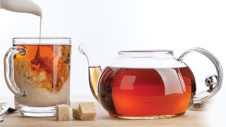 Añadir leche al té... ¿una mala opción?