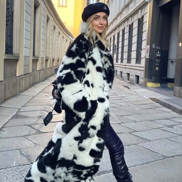 Stradivarius tiene la chaqueta más salvaje del otoño: un mini abrigo de pelo con print de leopardo que eleva cualquier look 