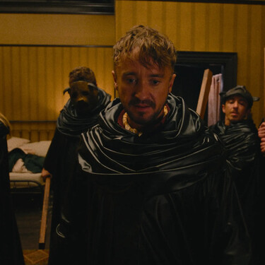 Vi esta película porque salía Draco Malfoy de Harry Potter. No pensaba que iba a divertirme tanto al grito de ‘eat the rich’