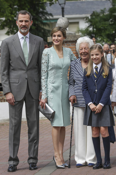 La Reina Letizia se convierte en la protagonista de la comunión de la Infanta Sofía, el verde agua tiene la culpa  