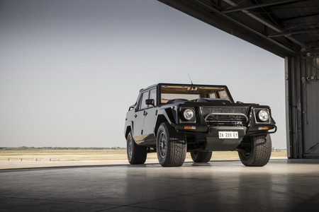 Lamborghini LM002, el abuelo del Urus, en 41 fotos y 7 oscuros secretos