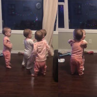 ¡Abrazos para todas! El precioso vídeo de unas cuatrillizas en un tierno intercambio de amor fraternal 