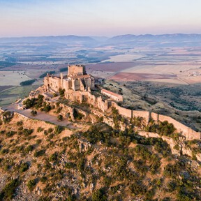 La versión española de Desembarco del Rey: un castillo legendario de España con una iglesia de 800 años