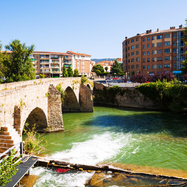 Dormir en el cauce del río Arga mientras sube el agua: lo que ocurre cuando quedas fuera de las 205 plazas de atención a los sin hogar de Pamplona 