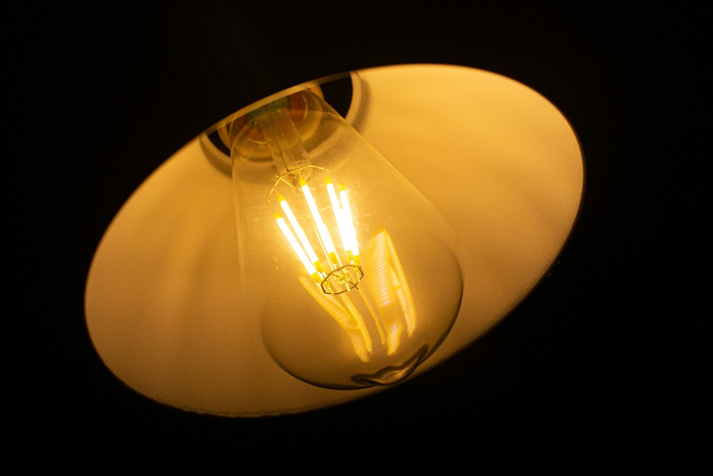 Casi la mitad de los hogares españoles no tiene en cuenta algo fundamental en su factura de la luz. Puedes  llegar a pagar mucho menos 