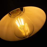 Casi la mitad de los hogares españoles no tiene en cuenta algo fundamental en su factura de la luz. Puedes  llegar a pagar mucho menos 