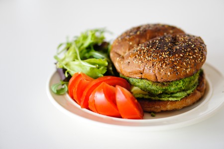 Si tenemos hambre, elegir una hamburguesa vegana en vez de una de carne nos llenará más, según el último estudio