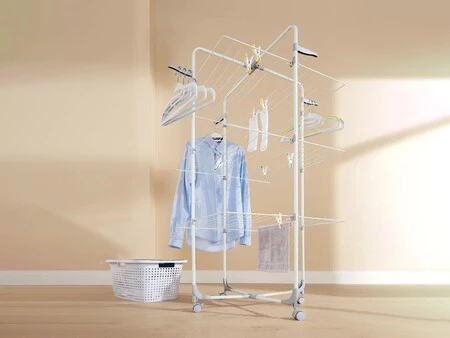 Este tendedero torre de Lidl es la solución para tender la ropa en el apartamento de la playa (por pequeño que sea)