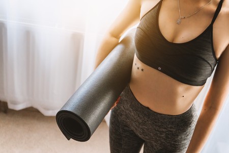 Todo lo que necesitas para practicar Yoga en casa: guía de compras