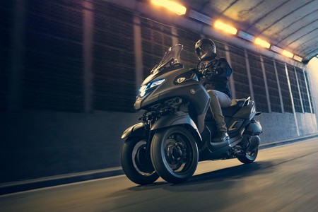 Yamaha patenta un triciclo basado en el scooter Yamaha TMAX 560, futuro rival del Piaggio MP3 500