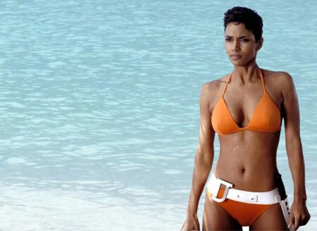 Cuando James Bond se quedó sin un spin-off con Halle Berry y Javier Bardem porque nadie quería arriesgarse con "una heroína de acción negra"