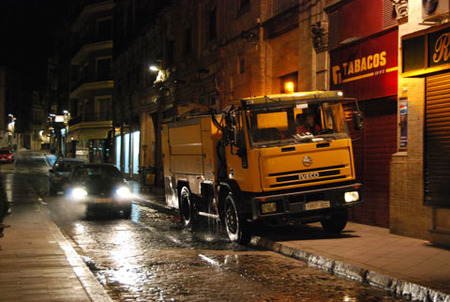 Los camiones de baldeo de Sevilla son los auténticos dueños de la noche