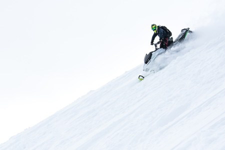 Estas motos de nieve eléctricas son unas bestias: 0-100 km/h en 2,9 segundos y hasta 140 km de autonomía