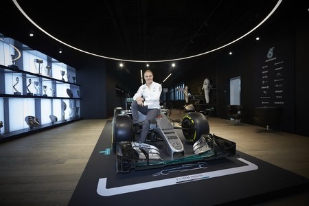 F1 Bottas Signs Mercedes 2017 3