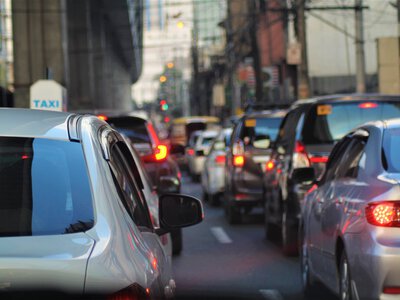 Etiquetas, restricciones, zonas de bajas emisiones… el coto a los coches térmicos se acerca a todas las ciudades 