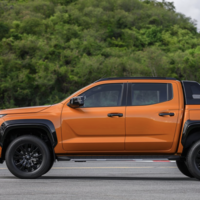 Resistente pick-up japonesa con capacidad 4x4 y una tonelada de carga en México. Es a gasolina o a diesel y tiene 7 años de garantía  