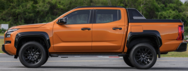 Resistente pick-up japonesa con capacidad 4x4 y una tonelada de carga en México. Es a gasolina o a diesel y tiene 7 años de garantía  