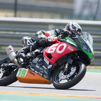 Manuel González consigue su primera victoria en el estreno de Supersport 300 y caída de Ana Carrasco 