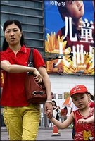 El gobierno chino busca promover la política del hijo único pero en un tono más suave