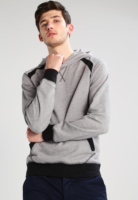 Bajada en el precio de la sudadera Jack & Jones ahora por sólo 11,95 euros y los gastos de envío gratis