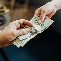 Donar dinero en efectivo a los hijos está exento de IRPF para los padres. No sale gratis para los hijos