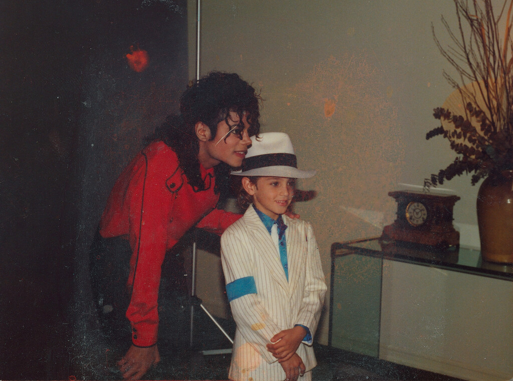 "Jeffrey Epstein también fue un gran filántropo". El director de 'Leaving Neverland' carga duramente contra 'Michael' y su representación del Rey del Pop. 