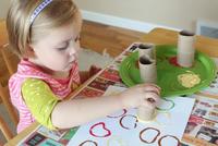 Manualidades con niños: pintando manzanas con un rollo de cartón reciclado