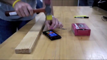 Nokia Lumia 900, a golpe de martillo