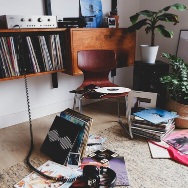 El nuevo lujo entre los millonarios ahora va de sentirse conectados, pero no con otras personas: sino con la tecnología análoga que está regresando con fuerza 