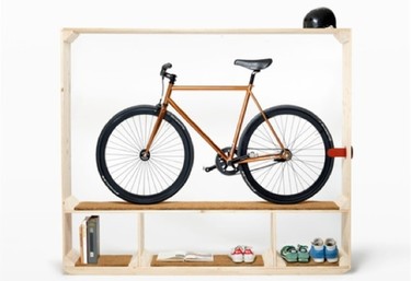 Una estantería para colocar la bicicleta entre otras cosas 