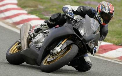 La nueva Aprilia RSV 4 de calle, pillada de incógnito