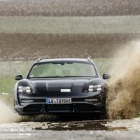 Porsche Taycan Cross Turismo, la nueva versión familiar se estrenará pronto y ya se dejó ver en imágenes