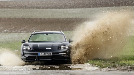 Porsche Taycan Cross Turismo, la nueva versión familiar se estrenará pronto y ya se dejó ver en imágenes