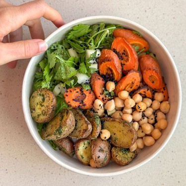 Esta combinación para ensalada no es habitual en España, pero funciona como un guante y se adapta a lo que quede en tu nevera