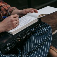Tu cerebro funciona distinto cuando escribes a mano: la razón por la que los científicos piden no abandonar el papel y la pluma