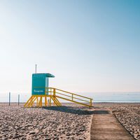 Fuengirola tiene a muchos funcionarios de baja. En vez de plantearse su ambiente laboral, va a vigilarlos en la puerta de casa