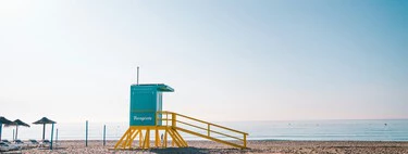 Fuengirola tiene a muchos funcionarios de baja. En vez de plantearse su ambiente laboral, va a vigilarlos en la puerta de casa