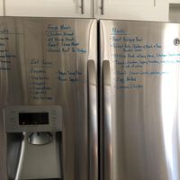 Mi nevera no tiene pantalla ni falta que le hace: el truco para saber qué hay y tengo que consumir antes sin abrir ni la puerta