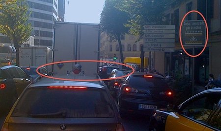 Incoherencias en la circulación urbana de motos: zonas avanzadas en los semáforos y carriles estrechos