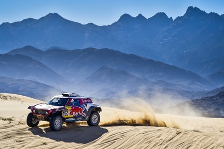 Stéphane Peterhansel gana la etapa por 15 segundos y el Dakar se comprime tras un mal día de Carlos Sainz
