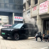 Una camioneta eléctrica se incendió en exhibición. La agencia dice que un peatón pateó una batería portátil debajo de ella 