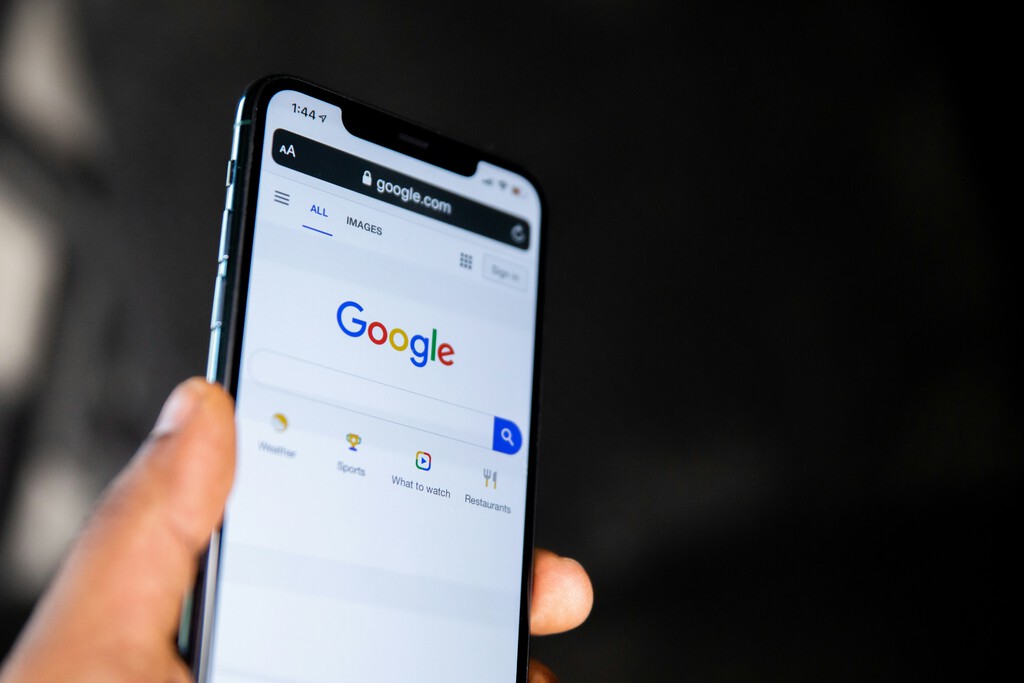 Google puede seguir pagando miles de millones a Apple, pero con letra pequeña: así cambia el negocio más lucrativo de Tim Cook 