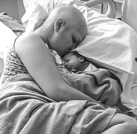Fue diagnosticada de cáncer de mama en el embarazo, y tras una difícil cirugía y quimioterapia da a luz a un bebé sano y a término