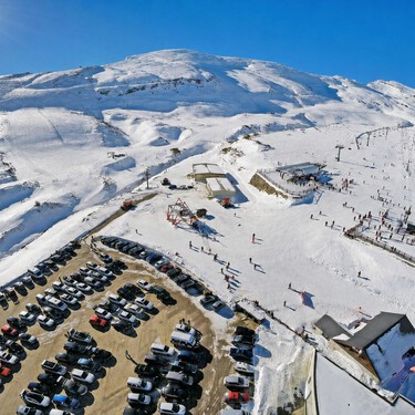 La única estación de esquí de Cantabria ha gastado 600.000 euros para atraer más turismo camper. Lo que ha conseguido es ponerse a todo un pueblo en contra