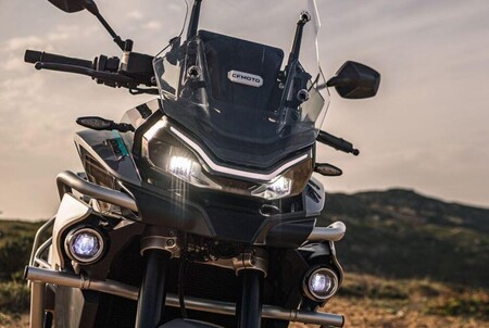 CFMoto 800MT: una trail polifacética inspirada en KTM, con 94 CV y para el carnet A2