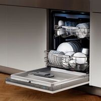 Si al sacar los platos del lavavajillas tienen una fina película de grasa, no es por falta de jabón. Un simple ajuste lo soluciona