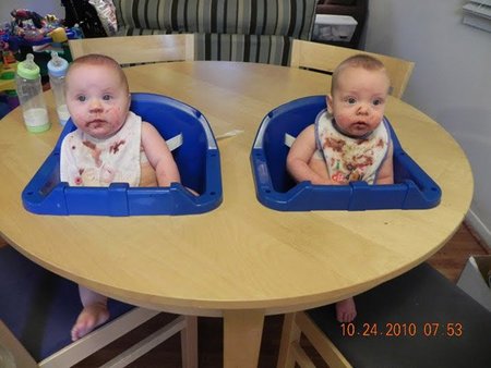 Tunear una mesa de Ikea para hacer una trona doble