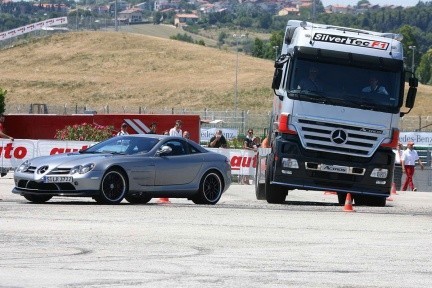 Mercedes SLR McLaren contra... camión Mercedes Actros SilverTec F1