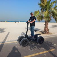 Lo de los patinetes eléctricos se nos está yendo de las manos: asiento, ruedas de quad y tracción 4x4 